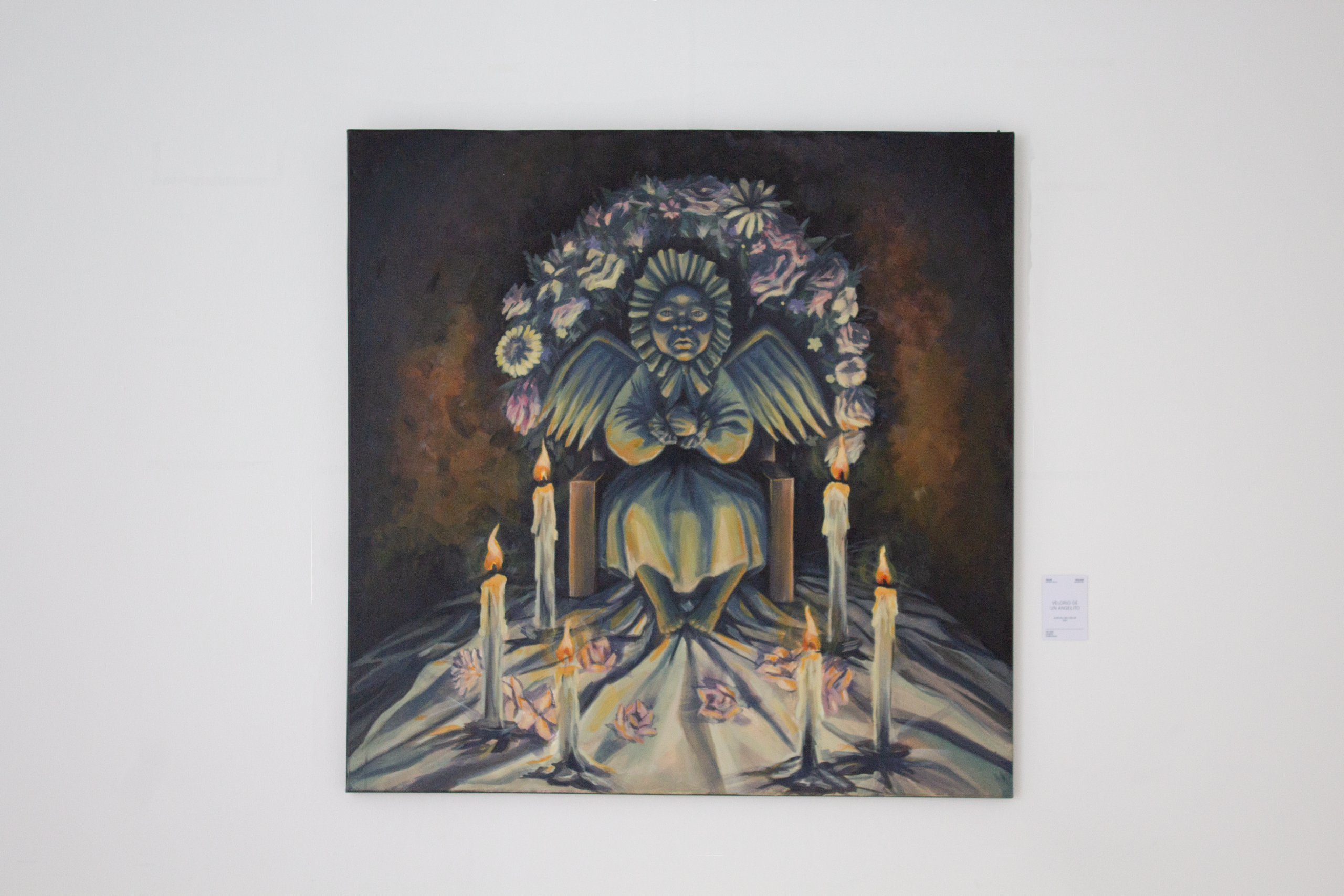 Obra Velorio de un Angelito de Águeda Hernández, con una figura alada rodeada de flores y velas.