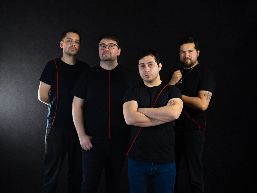 Cuatro integrantes de Lates Dyson posan con camisetas negras de líneas rojas sobre un fondo oscuro.