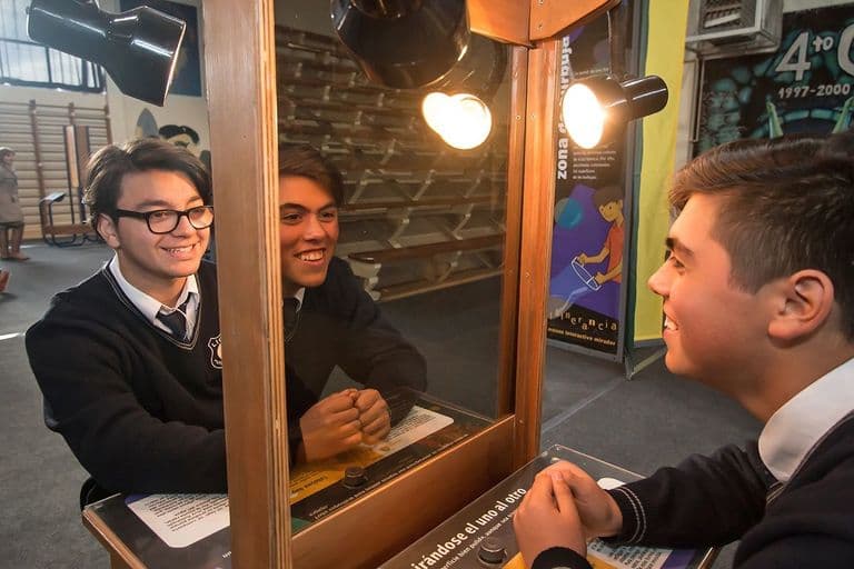 Jóvenes exploran una experiencia de percepción con espejos y luces del MIM.